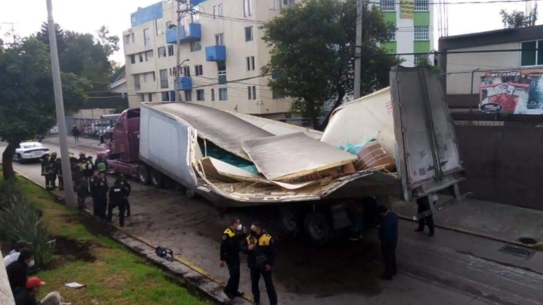 Tráiler atorado en Churubusco