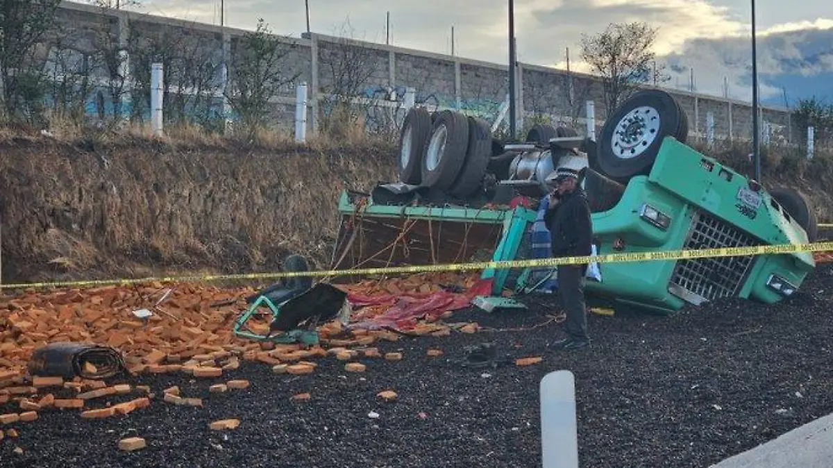 camion volcado mexico puebla @vialhermes