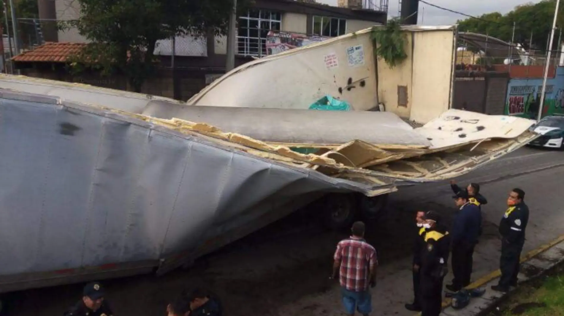 Tráiler atorado en Churubusco