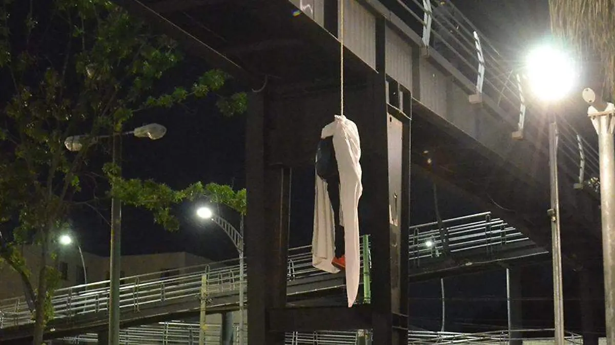 se-colgó-de-un-puente