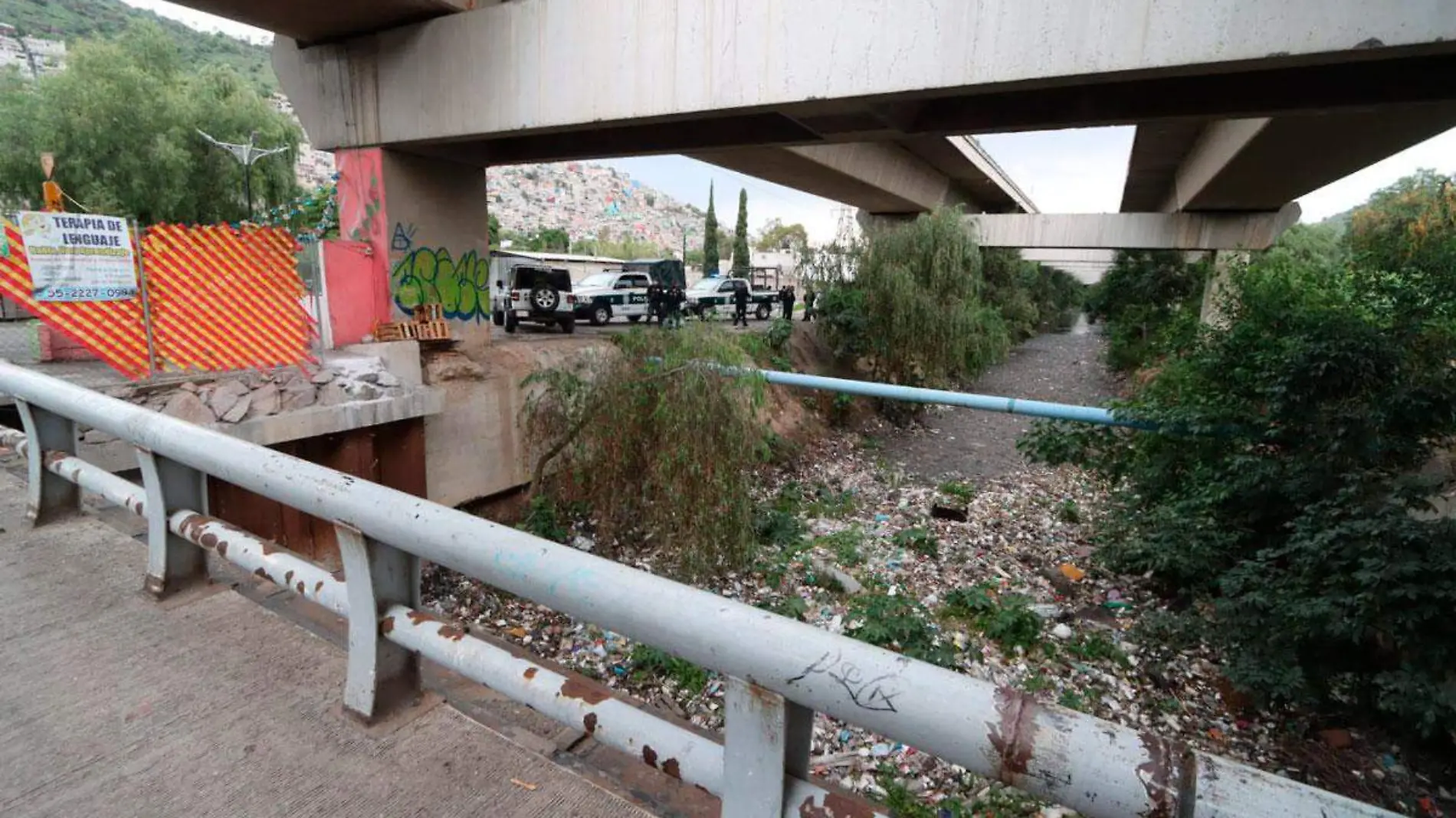 Cuerpo-en-canal-de-aguas-negras