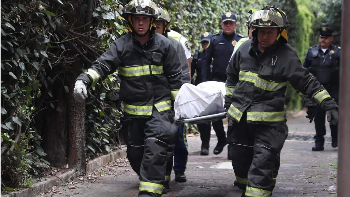 Cae en un cubo de escaleras