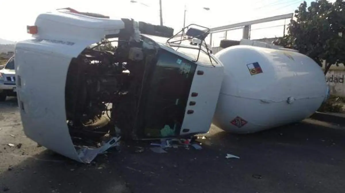 volcadura-pipa-neza-(1)