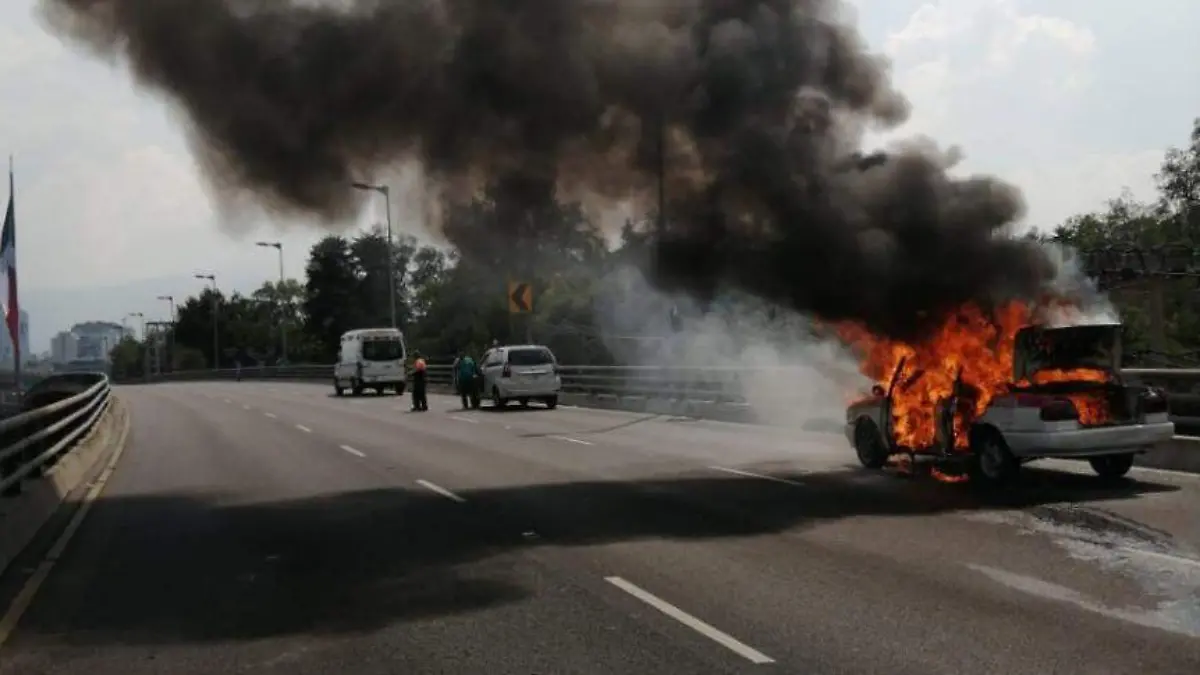 Se-quema-un-carro-en-Periférico