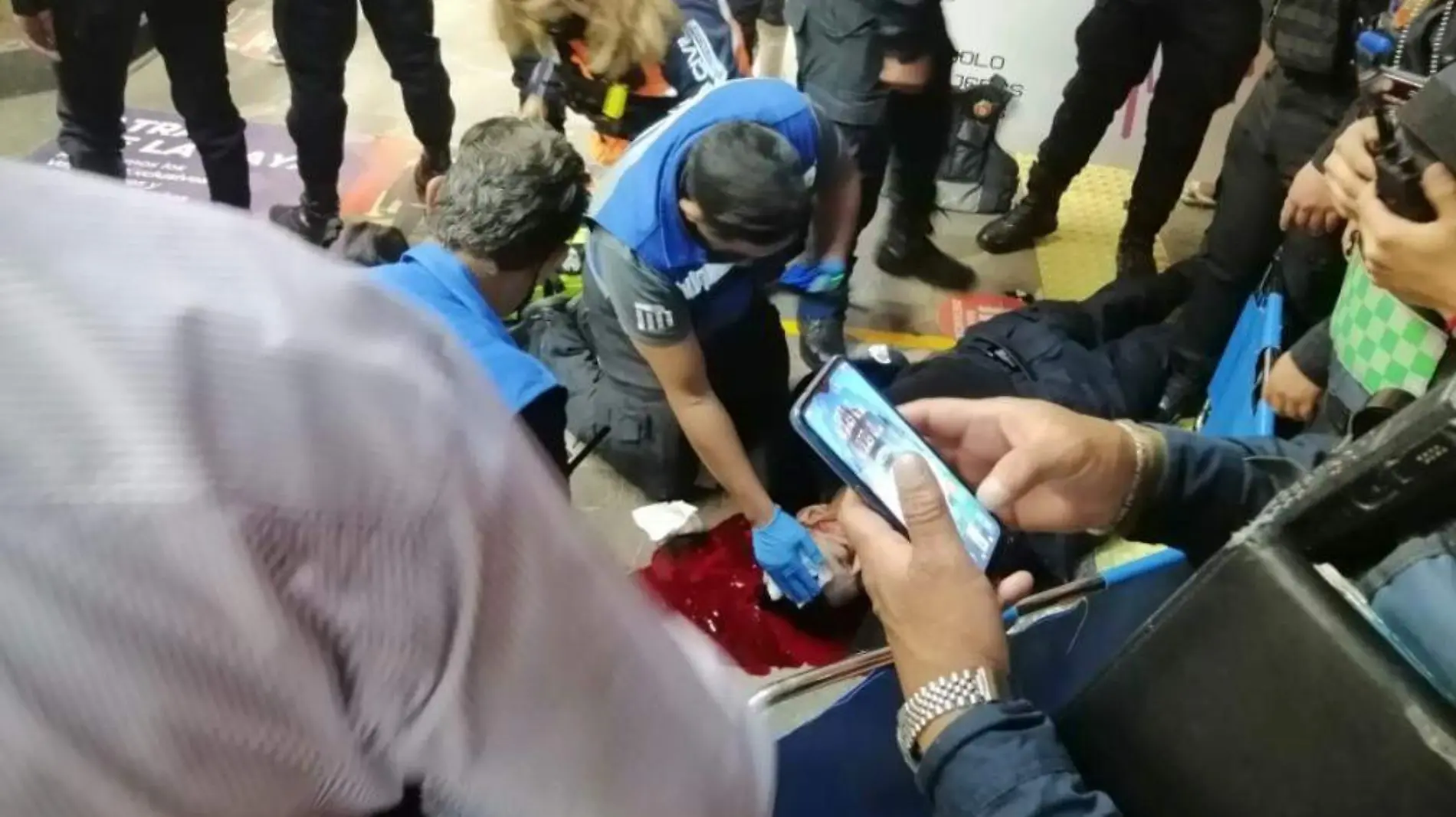 Policía es golpeado por el Metro