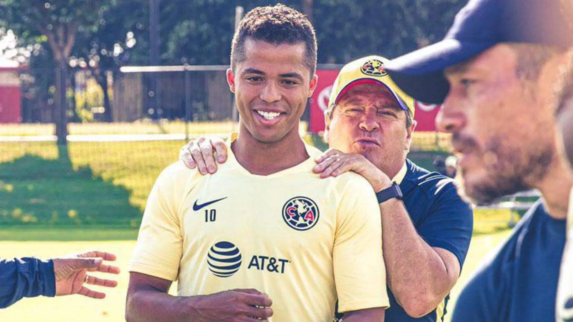 Giovani-Dos-Santos-y-El-piojo-herrera