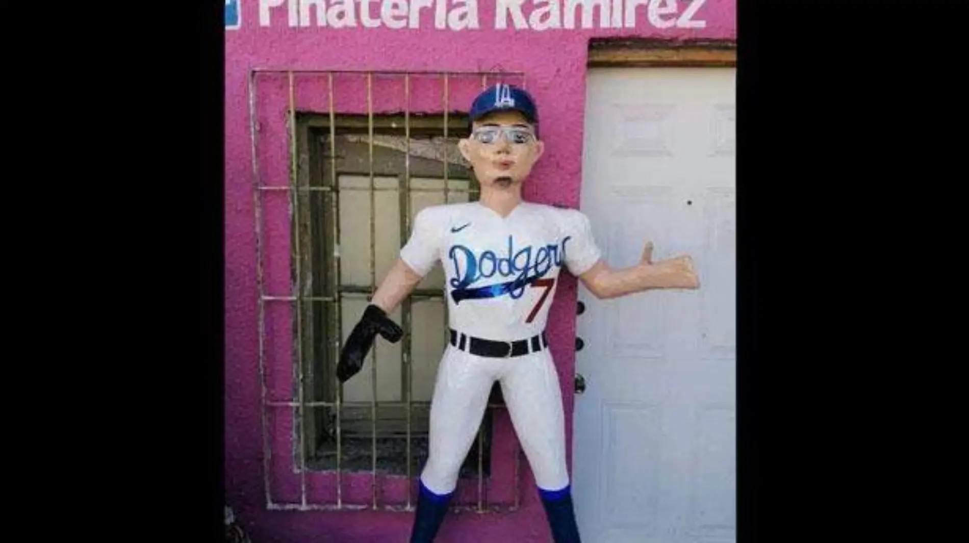 julio-urias-piñatas