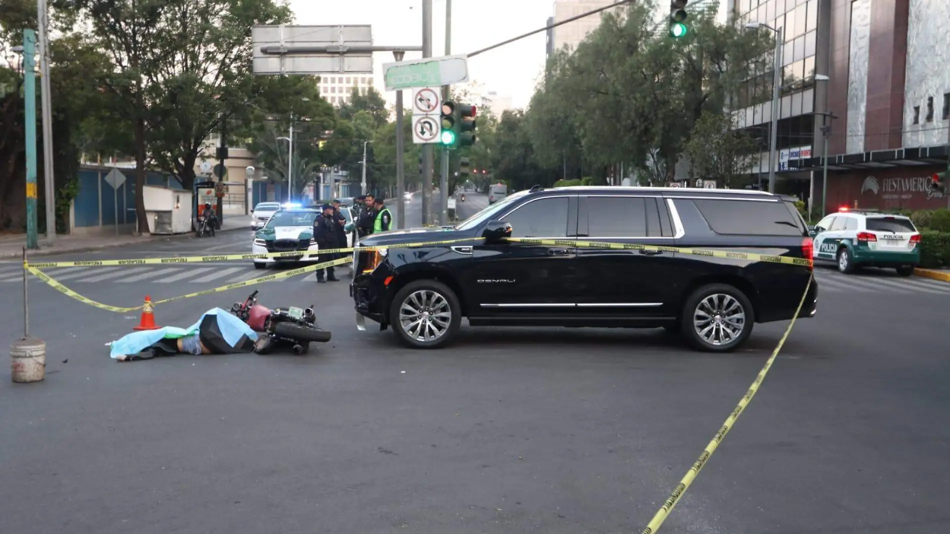 Accidente entre moticiclista y camioneta sobre Mariano Escobedo deja un muerto dentro 1