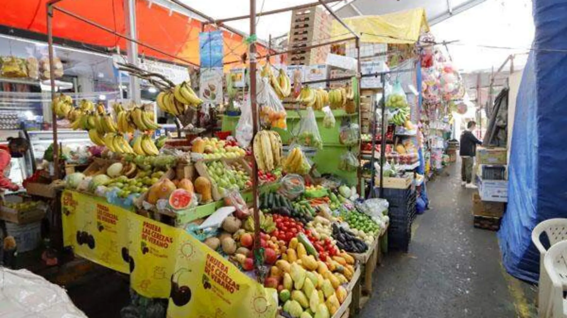 Acusan locatarios retrasos en entrega de locales incendiados del Mercado San Cosme