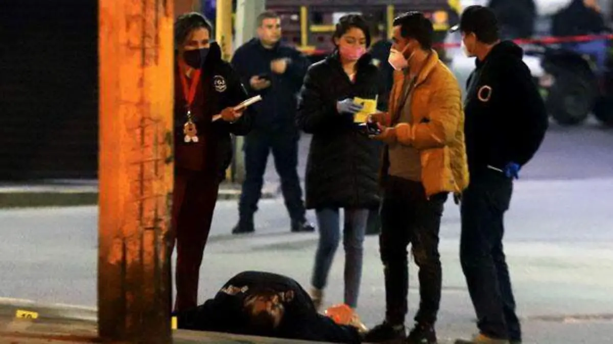 Matan a matrimonio de quince balazos mientras circulaban en Tultepec