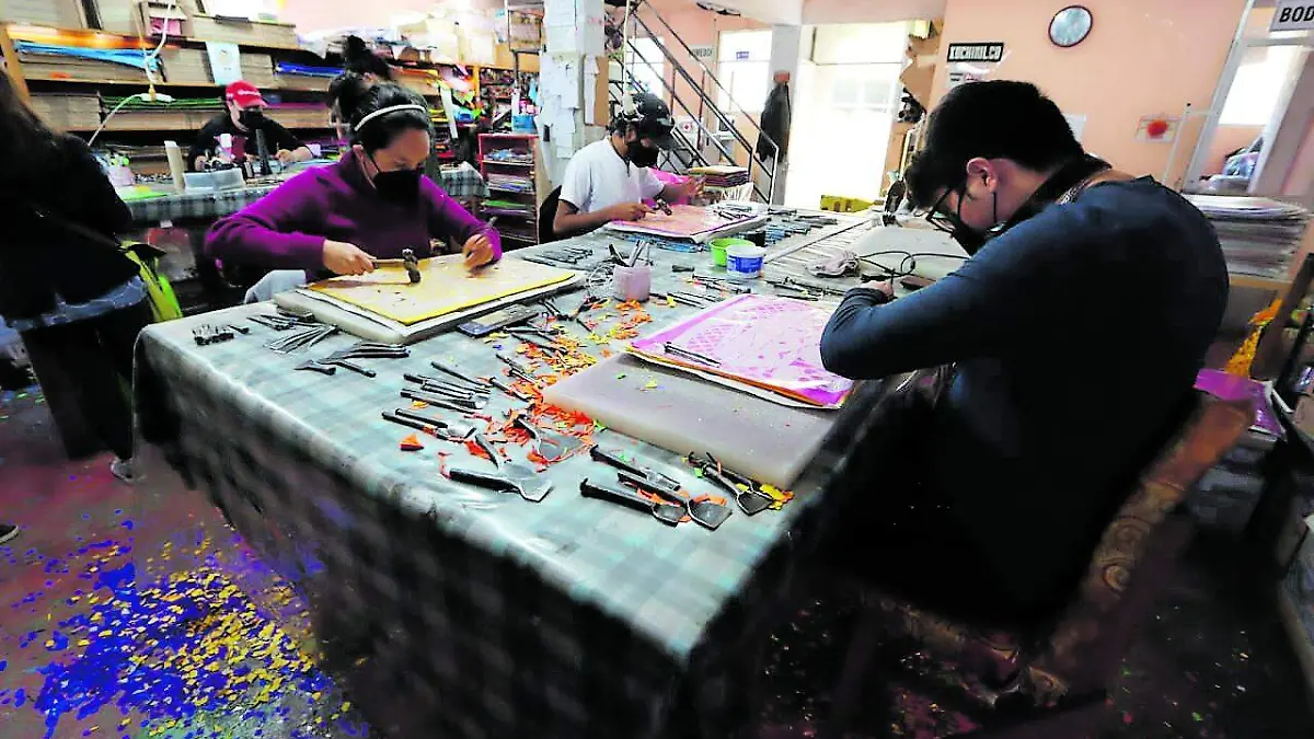 Día de Muertos: Taller "Papel Picado Xohimilco" se prepra con catrinas y cráneos