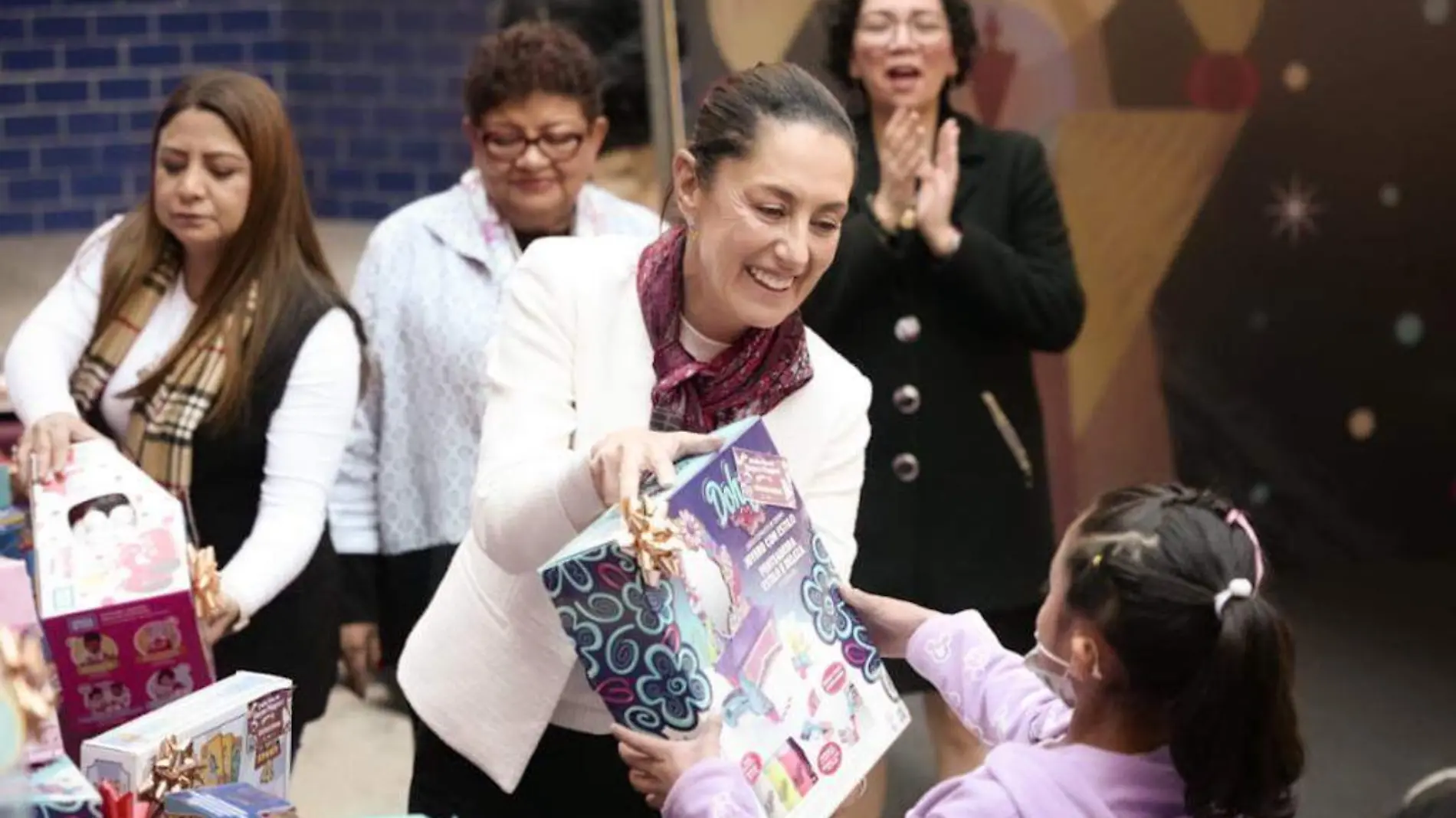 Claudia Sheinbaum comparte rosca de Reyes y regala juguetes a menores de la Estancia Infantil de la FGJCDMX-INT3