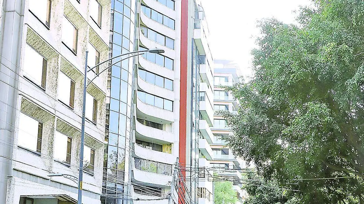 Muere joven tras caer desde el piso 20 de un edificio en Polanco dentro 1