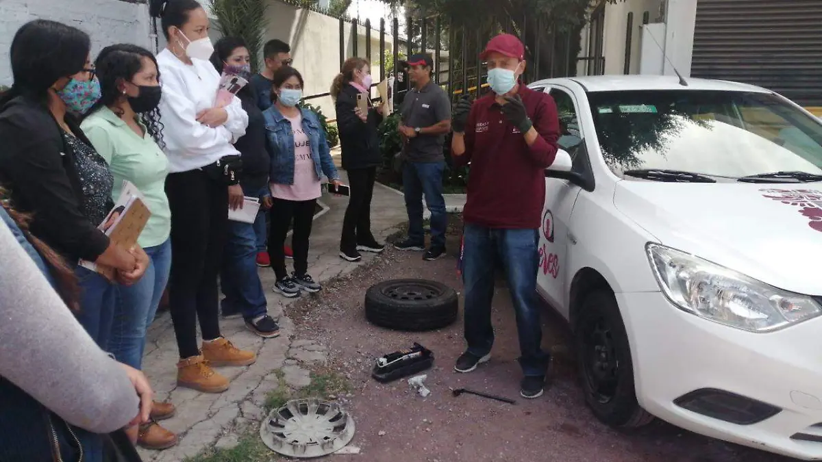 Mujeres toman cursos de manejo y empoderamiento