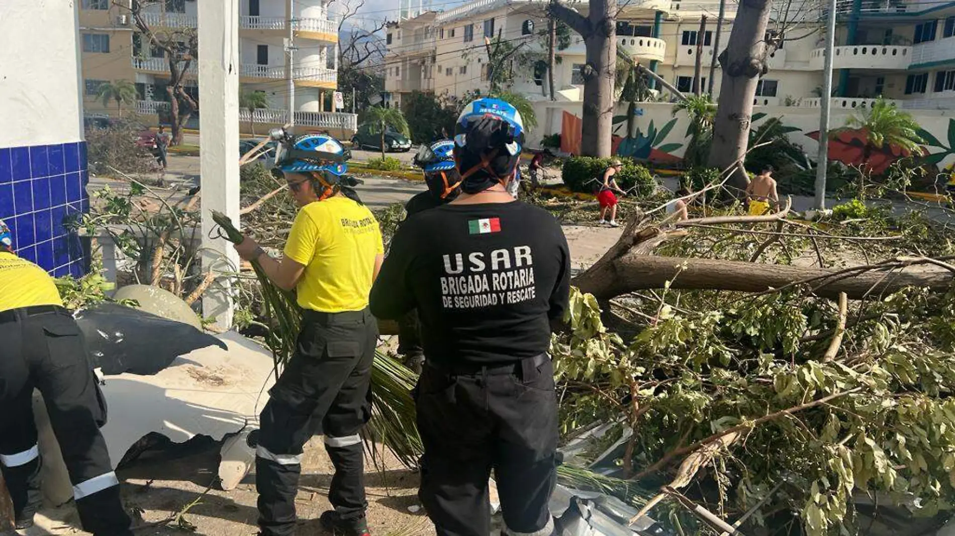 Rotary llega a Acapulco para ayudar al rescate de cuerpos-INT3