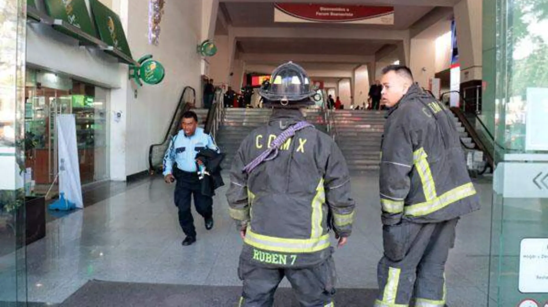 Fuerte incendio en Fórum Buenavista deja 7 lesionados y 300 clientes desalojados