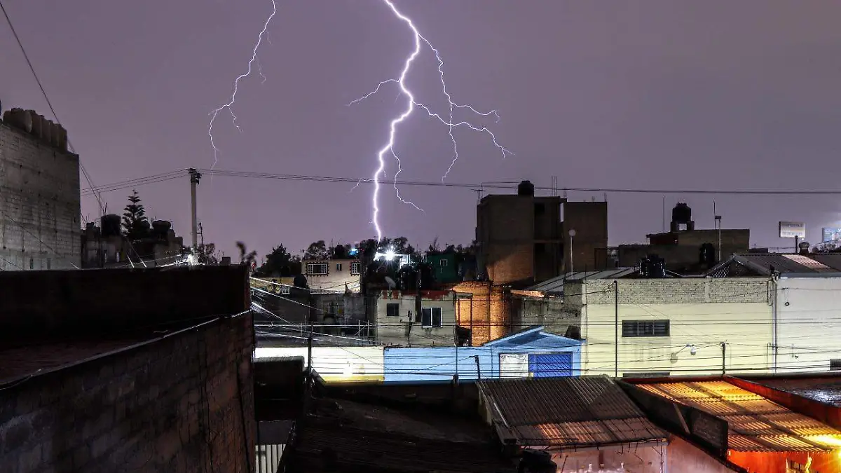 Tormenta eléctrica sorprende a la zona centro de CDMX [Videos]