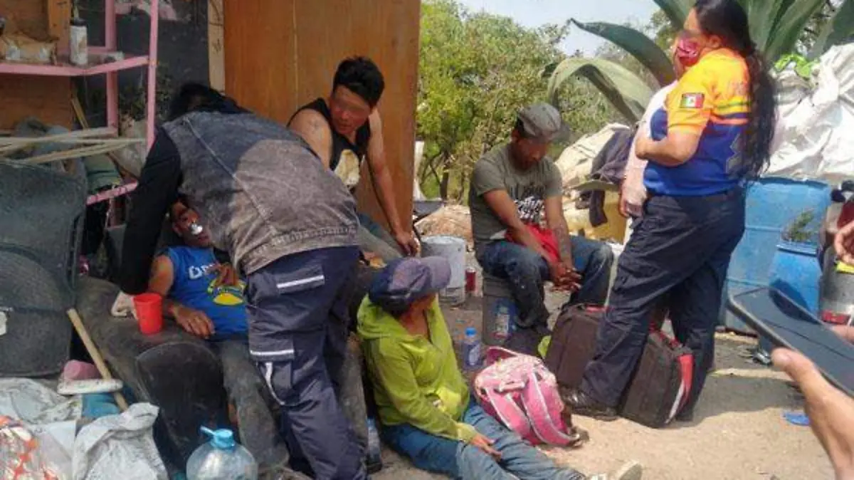 Rescatan vivos a tres trabajadores tras derrumbe de relleno sanitario, en Naucalpan