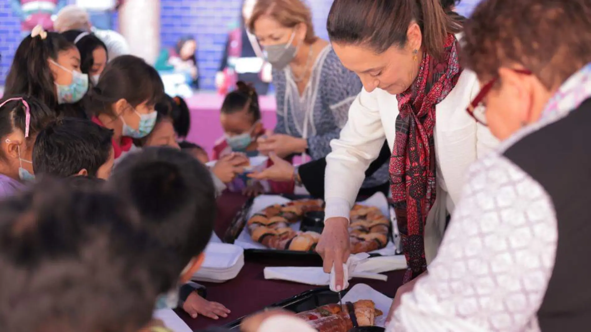 Claudia Sheinbaum comparte rosca de Reyes y regala juguetes a menores de la Estancia Infantil de la FGJCDMX-INT2