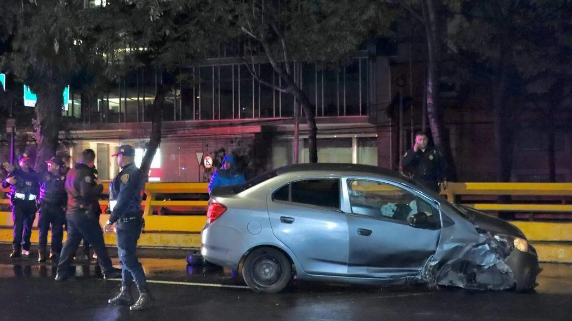 Conductor estrella su auto contra muro, queda prensado pero la libra, en Churubusco, alcaldía Benito Juárez-int2