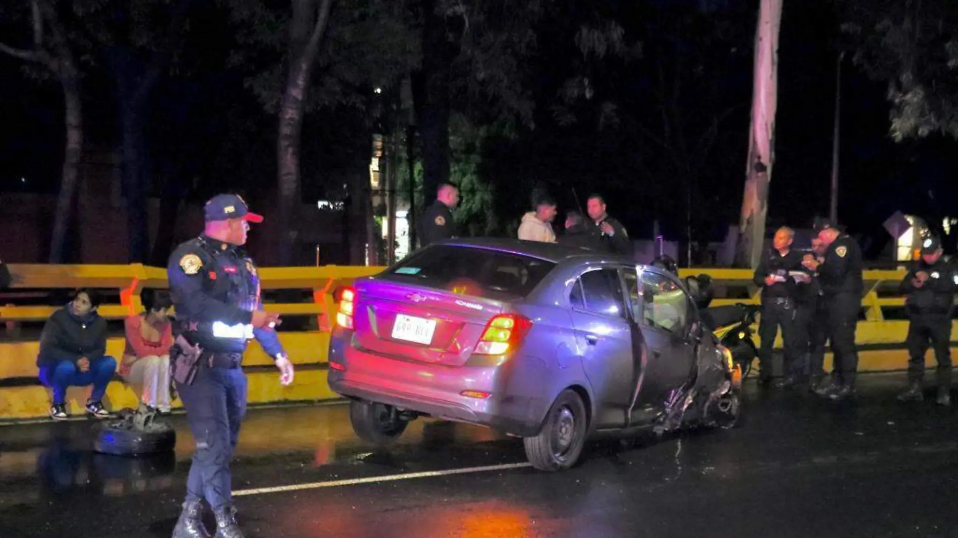 Conductor estrella su auto contra muro, queda prensado pero la libra, en Churubusco, alcaldía Benito Juárez-int3