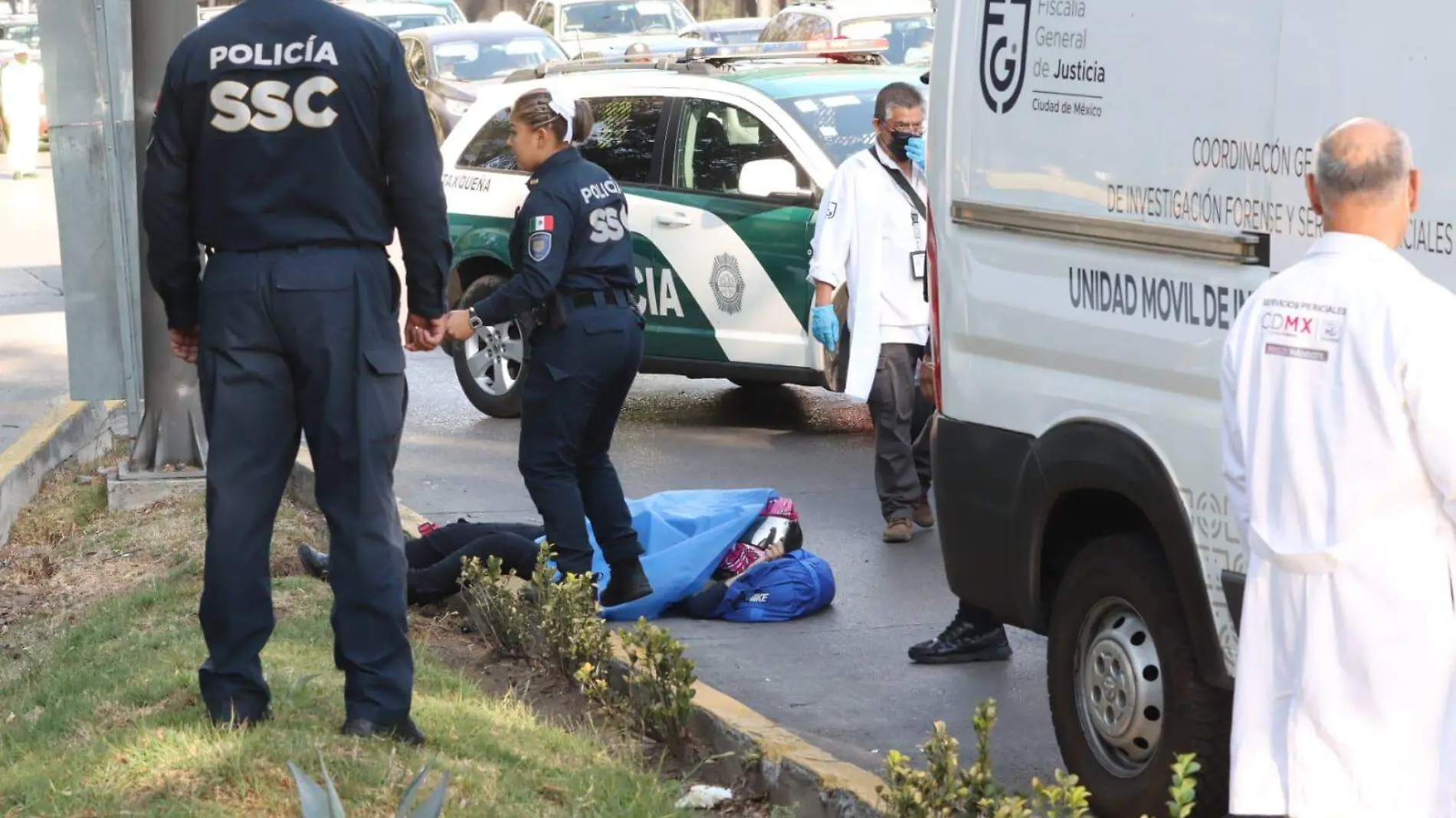 Policía muere tras derrapar en su moto sobre Río Churubusco dentro 1