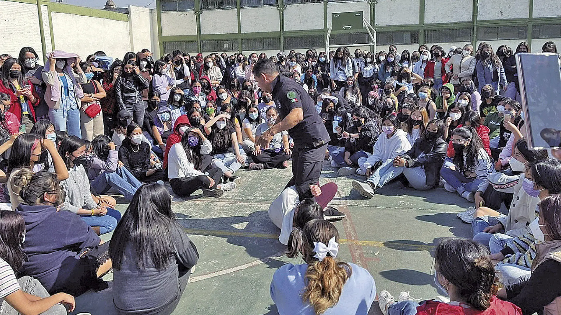 Instruyen-a-las-alumnas-de-la-UAEM-en-defensa-personal-portada