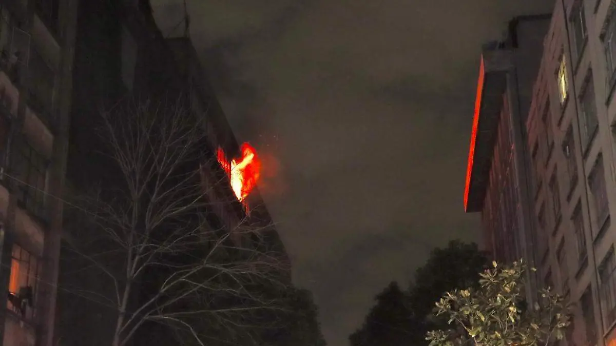 Bomberos sofocan incendio en inmueble del Centro Histórico-int2