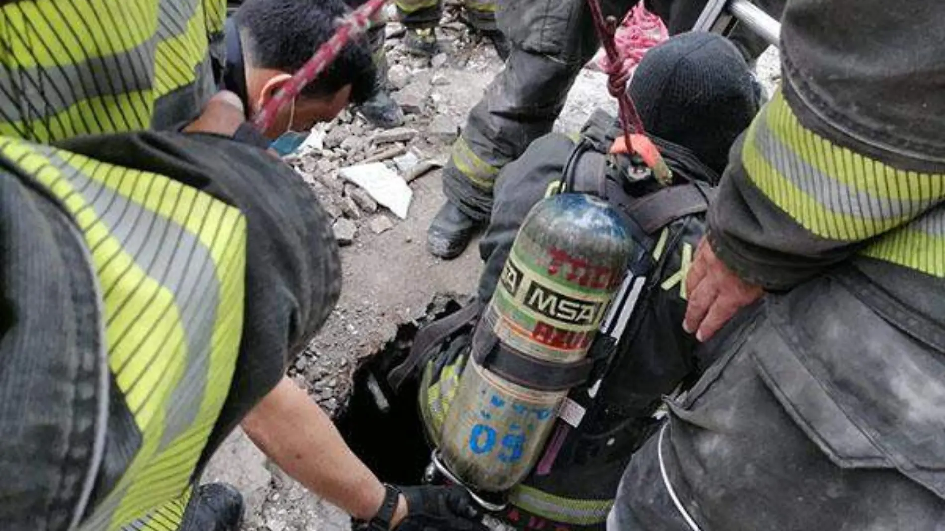 Muere albañil intoxicado al fondo de una cisterna en construcción de la Roma