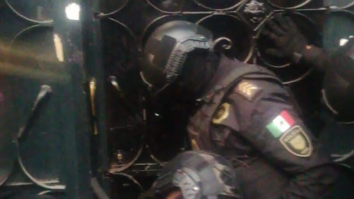 Desalojan a encapuchadas de edificio de República de Cuba en el Centro Histórico-int5