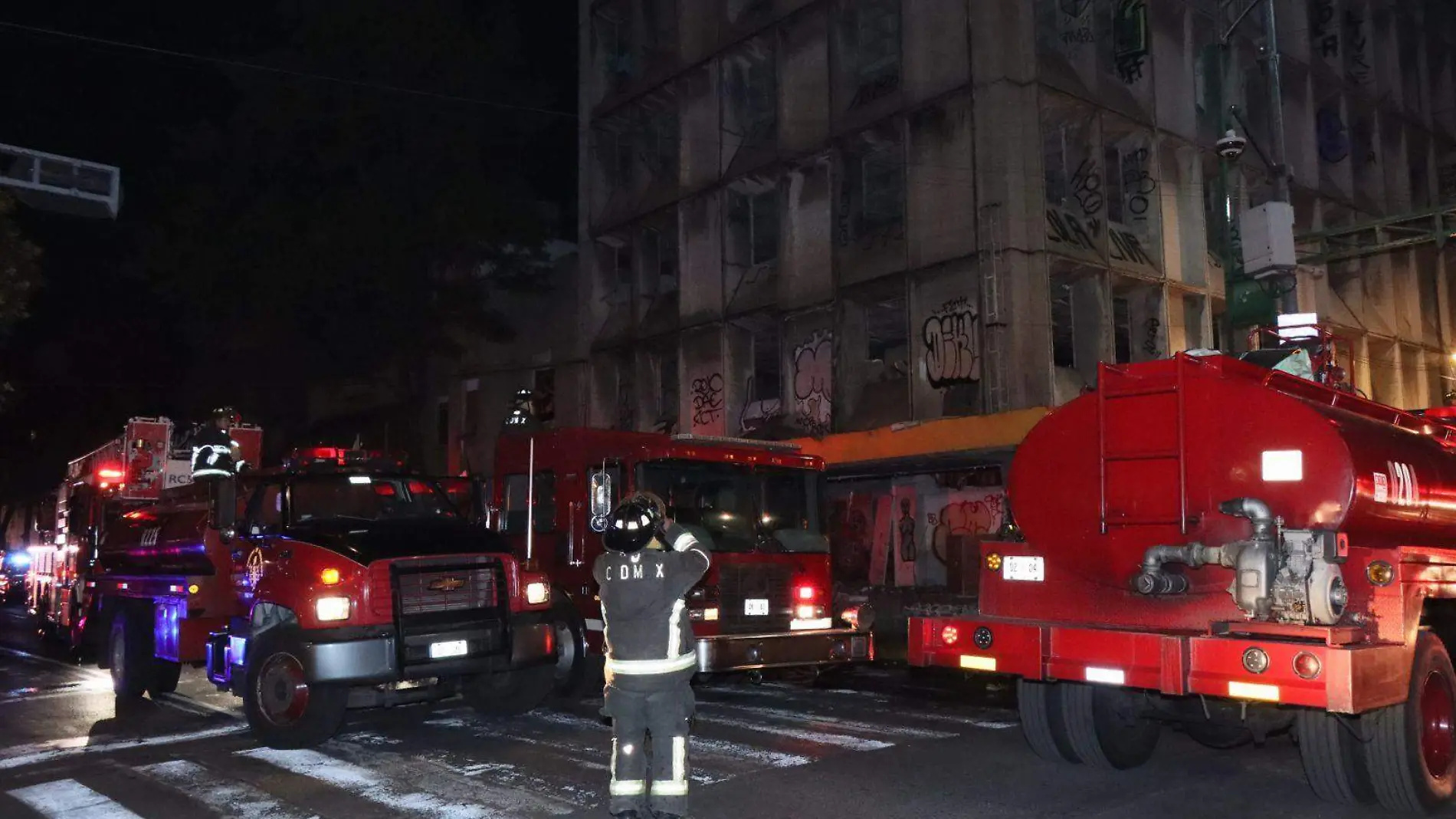 Fuerte incendio en la colonia Roma Sur, causa intensa movilización policiaca y de Bomberos-int4