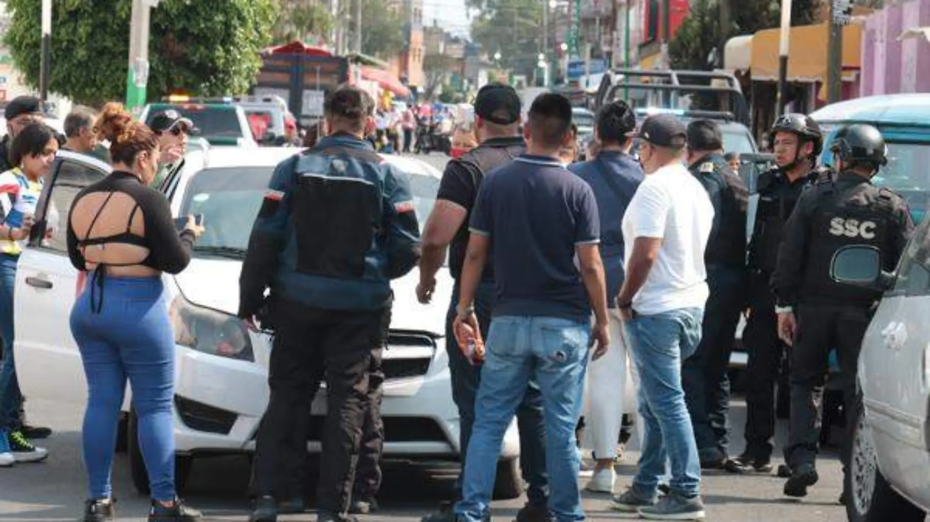 A empujones y con la “llave china”, policías amedrentan a reporteros en Iztapalapa