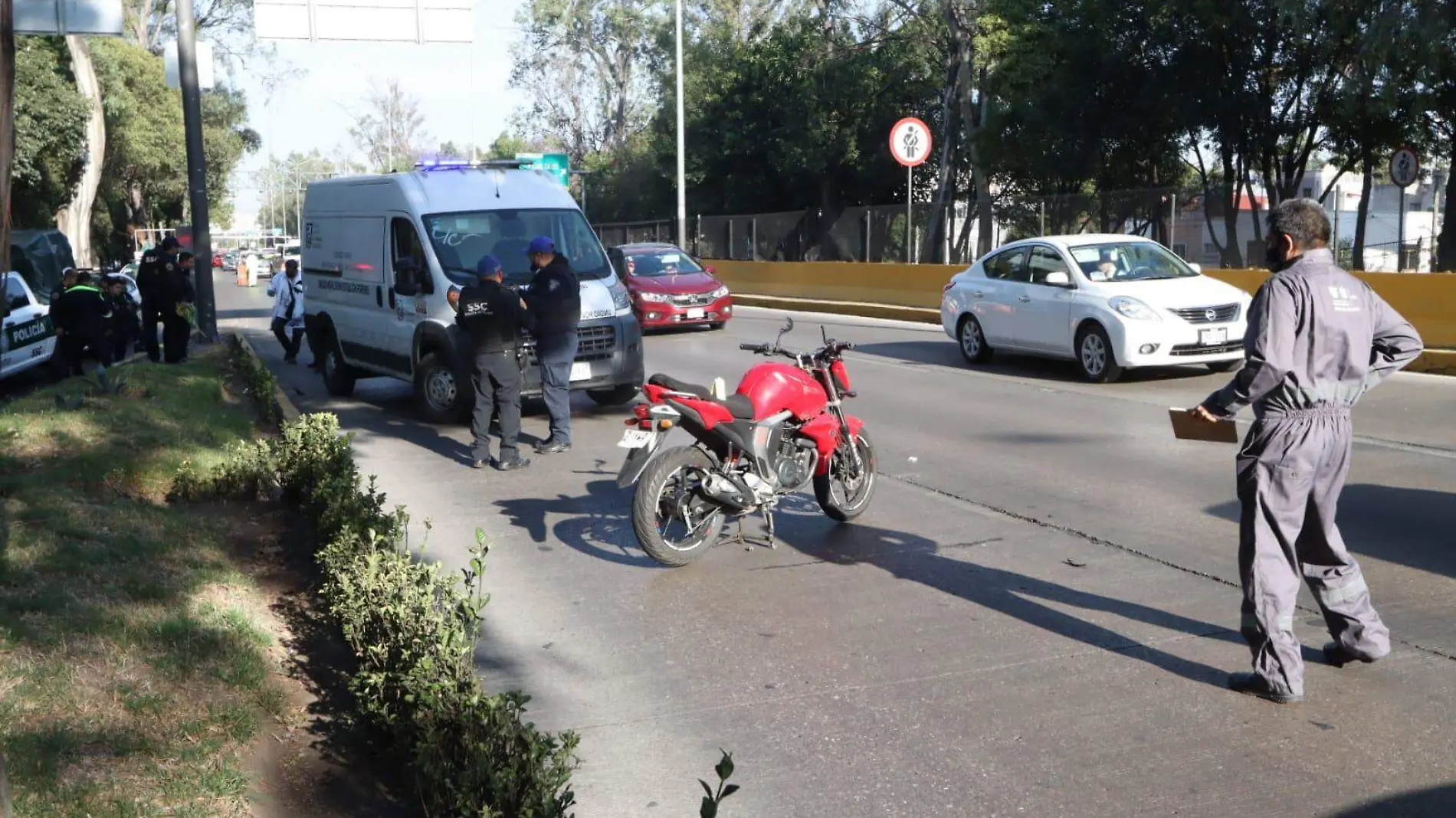 Policía muere tras derrapar en su moto sobre Río Churubusco dentro 2