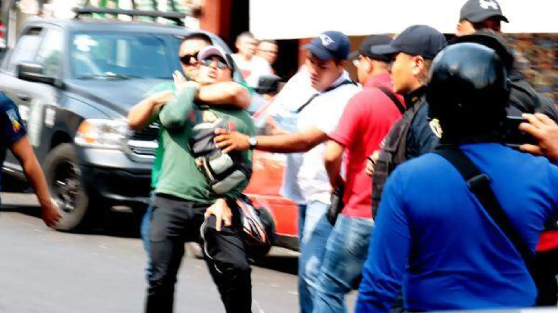 A empujones y con la “llave china”, policías amedrentan a reporteros en Iztapalapa