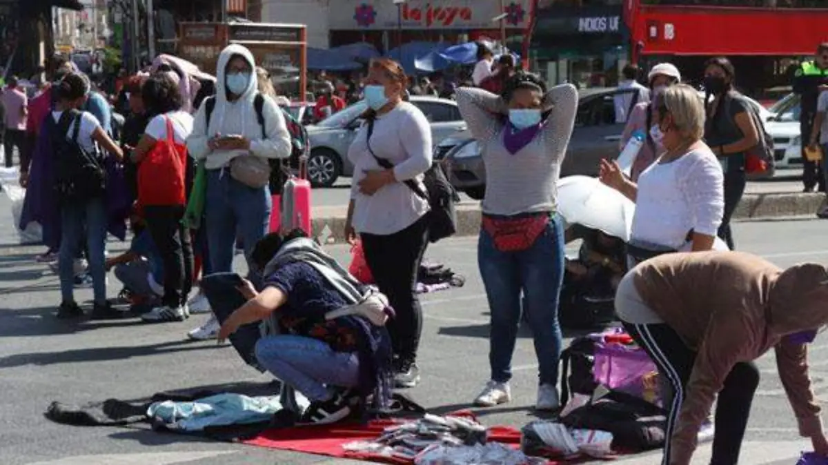 Con bloqueo en Reforma, “mercaditas” feministas piden las dejen vender en el Metro
