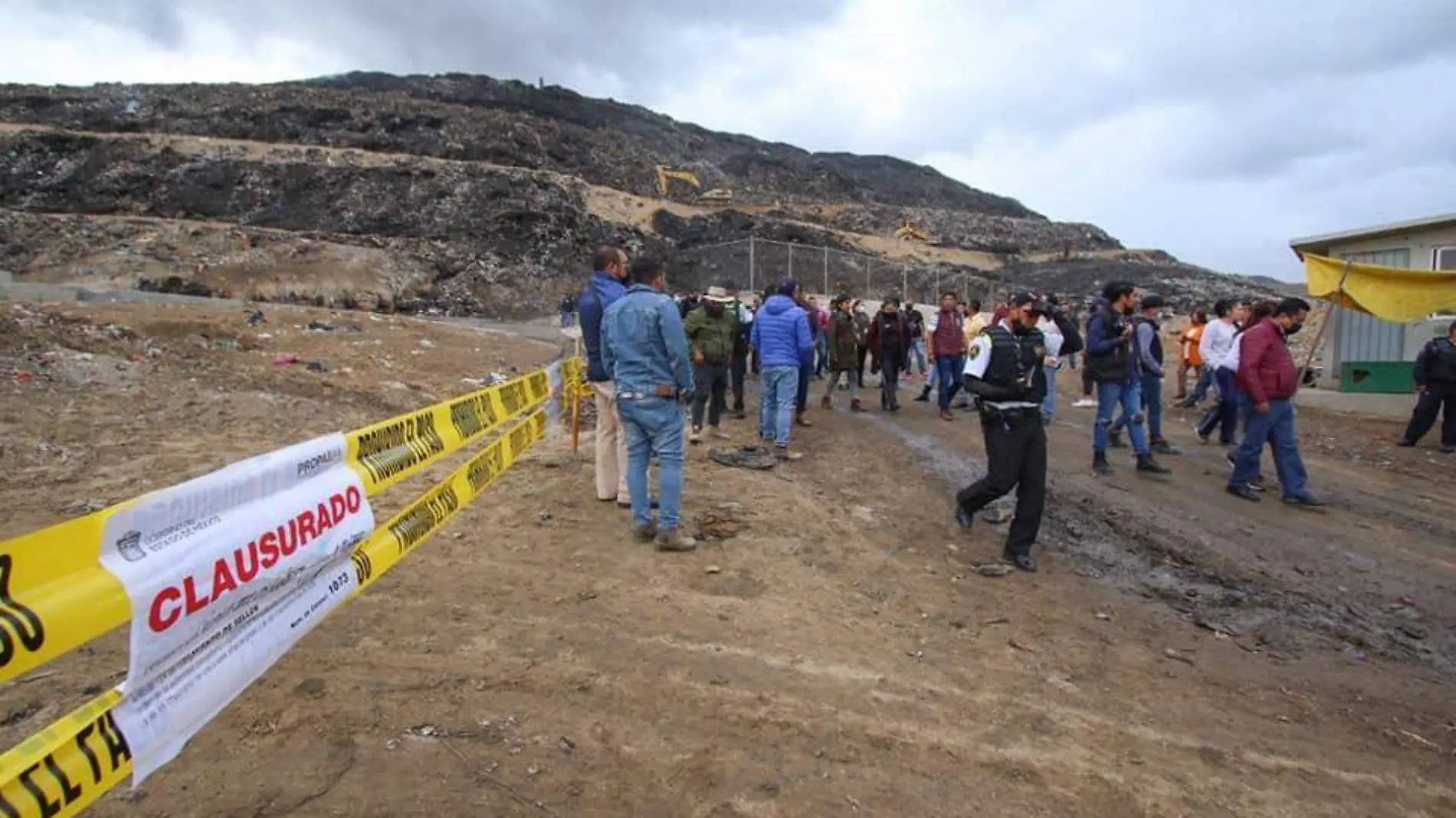 Procuraduría del Medio Ambiente clausura tiradero de Chimalhuacán, aún en llamas-INT4