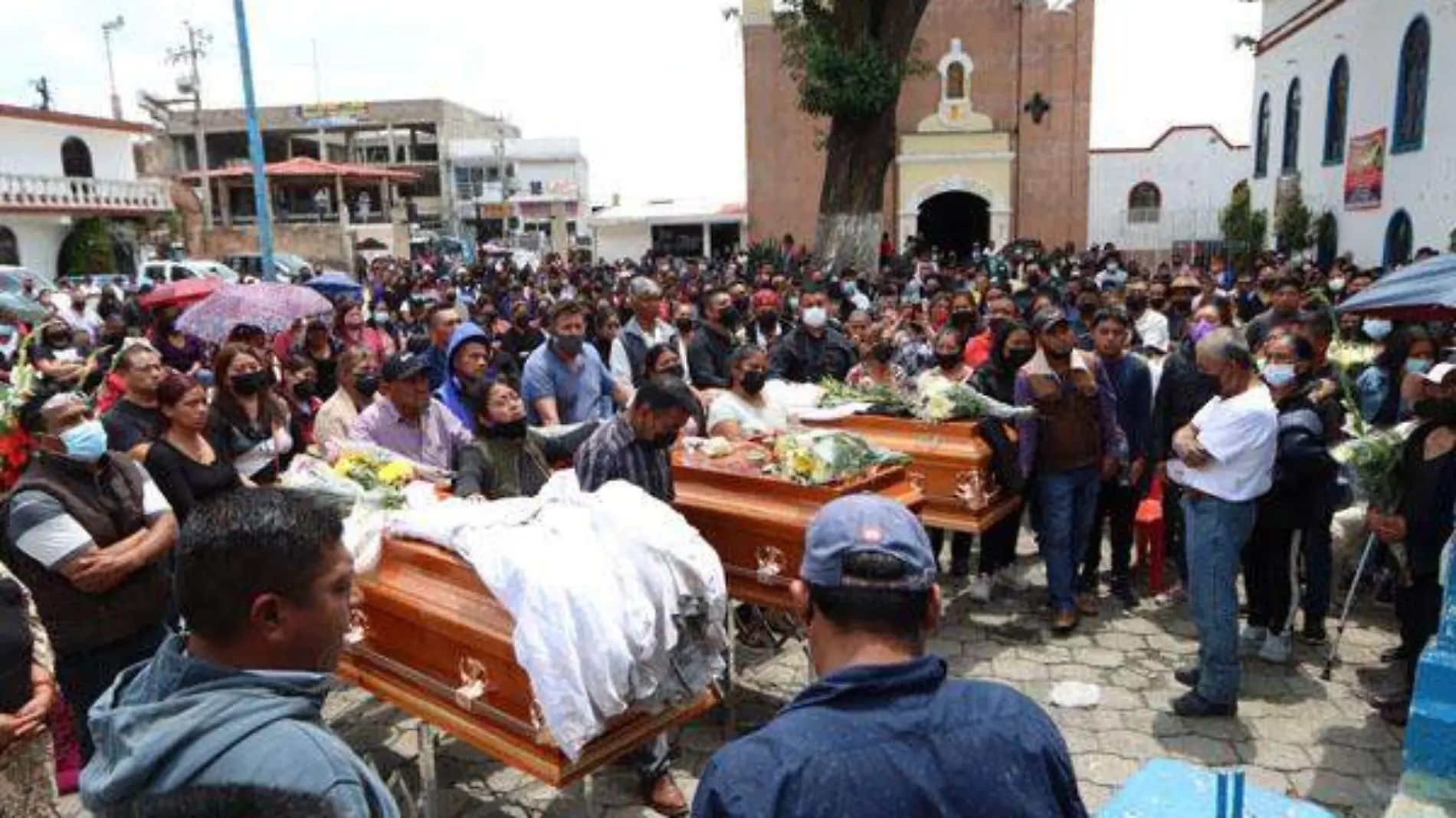 Luto en San Francisco Chimalpa: Sepultan a 3 víctimas del accidente en la Naucalpan-Toluca