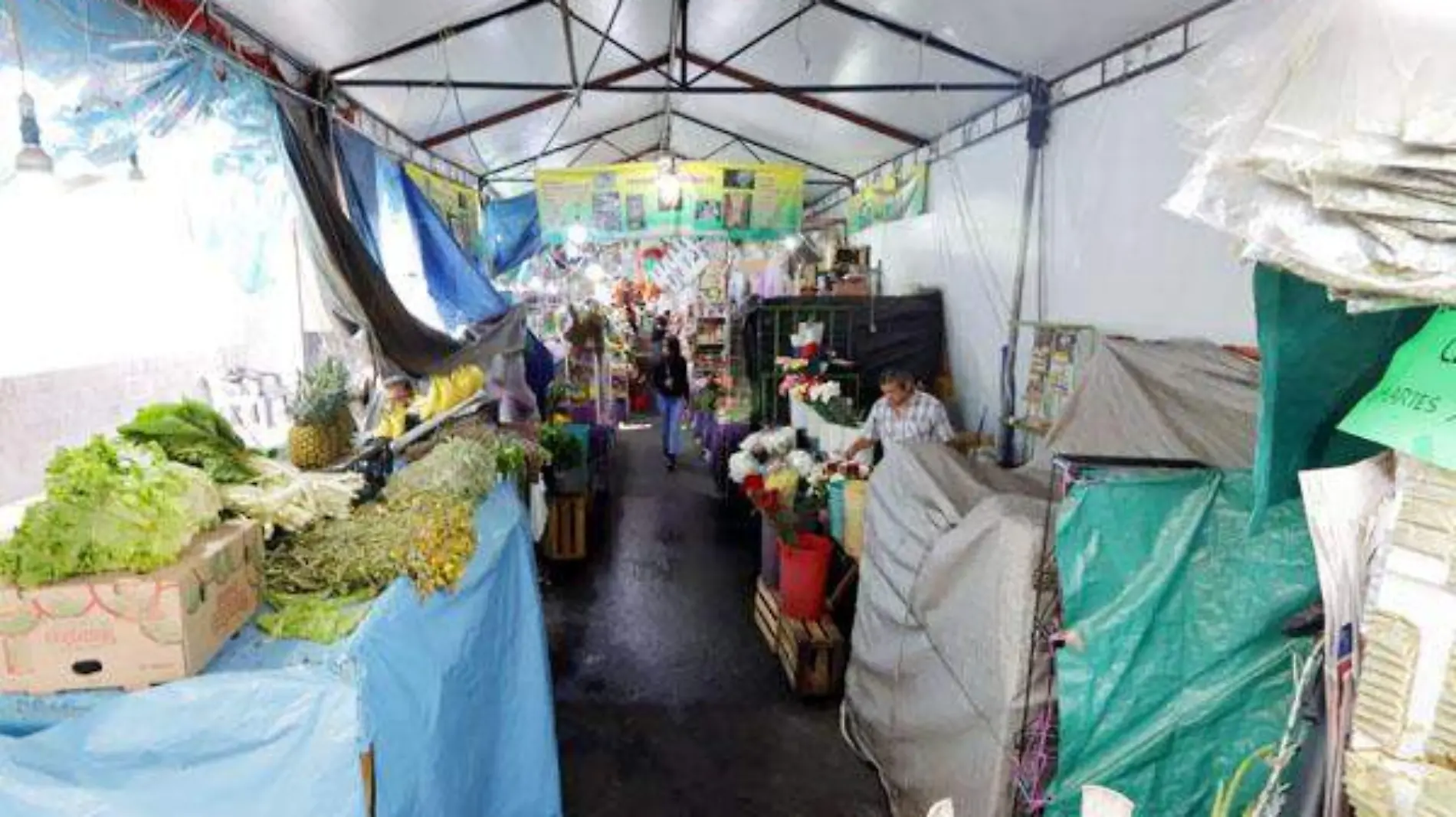 Acusan locatarios retrasos en entrega de locales incendiados del Mercado San Cosme