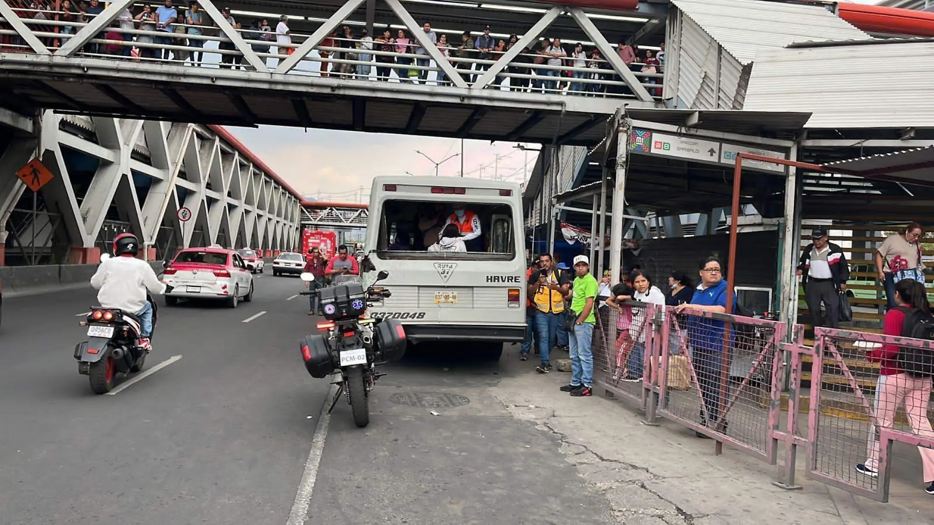 Camioneta choca contra paradero y puestos