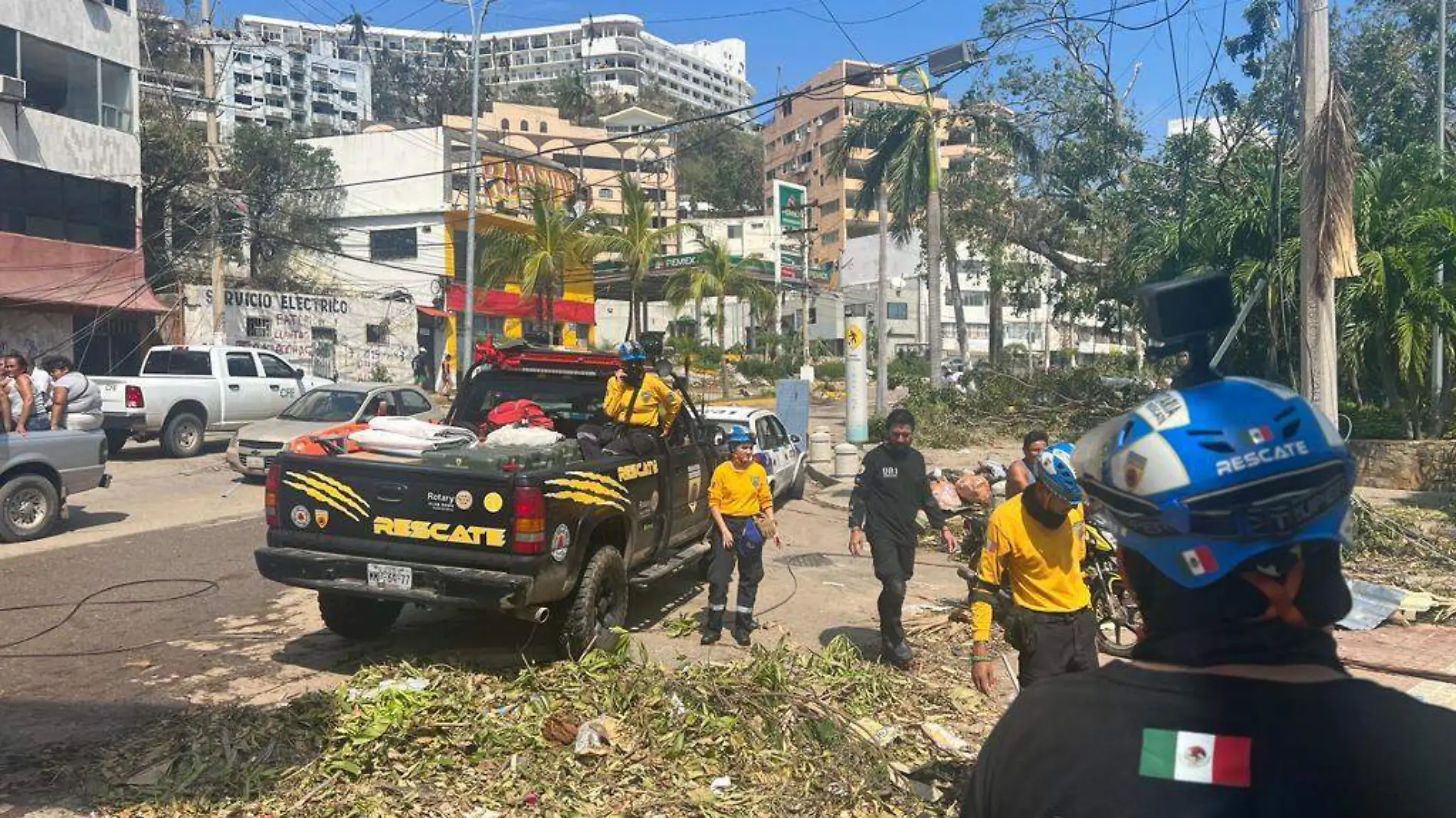 Rotary llega a Acapulco para ayudar al rescate de cuerpos-INT2