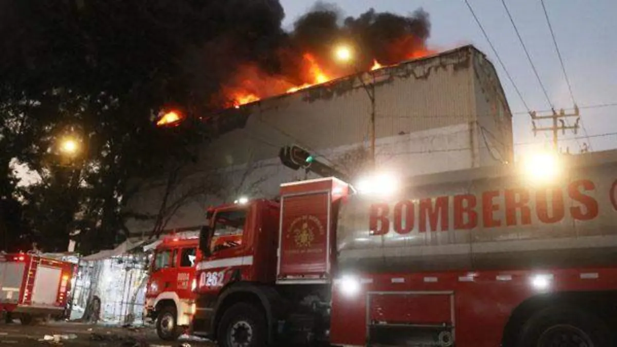 Incendio consume bodega en el Barrio de Tepito [Video]