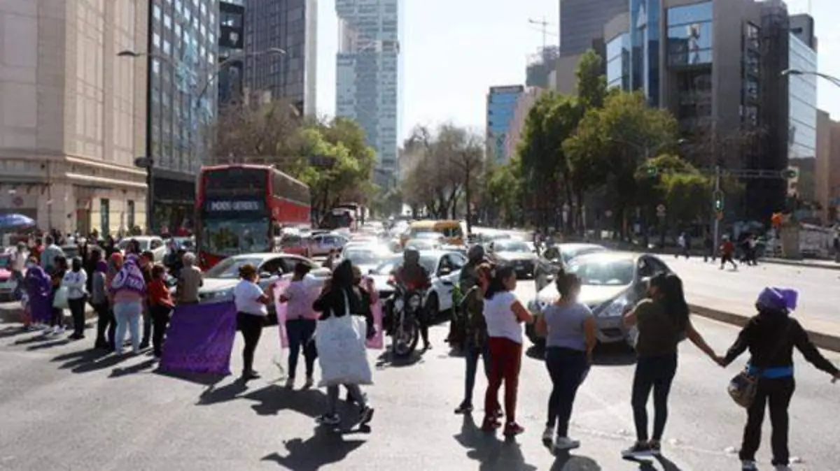 Con bloqueo en Reforma, “mercaditas” feministas piden las dejen vender en el Metro