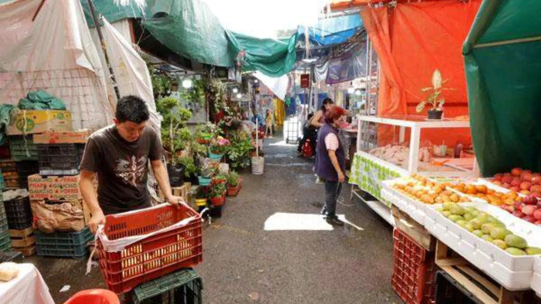 Acusan locatarios retrasos en entrega de locales incendiados del Mercado San Cosme