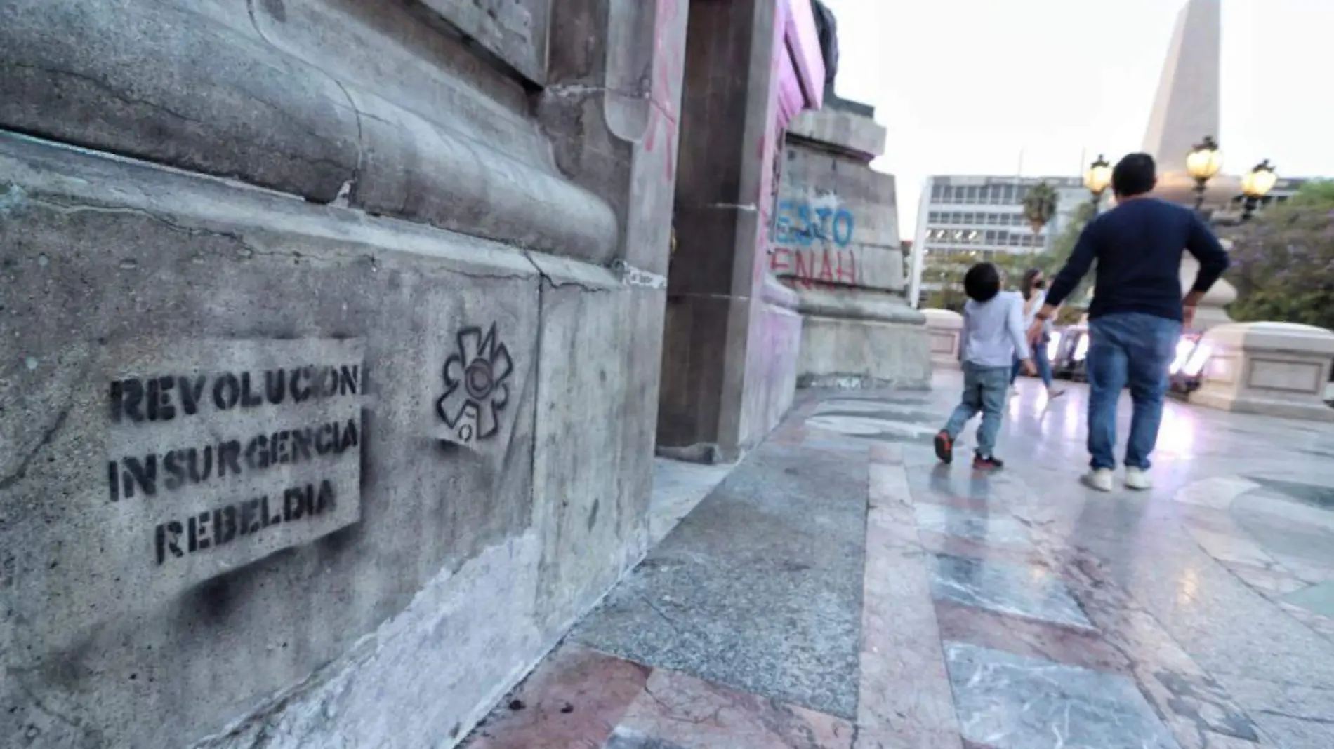 Durante protesta hacen pintas al Ángel de la Independencia