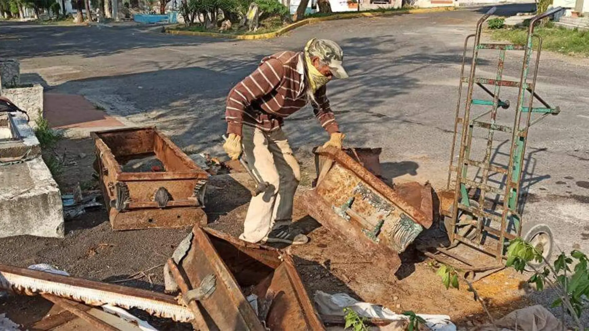 gana-dinero-de-viejos-ataudes-usados