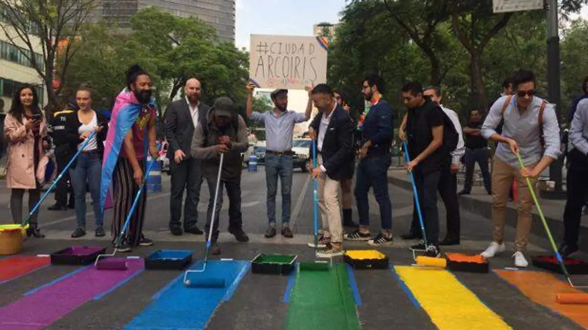 Pintan-Avenida-Juárez-con-los-colores-del-arcoíris