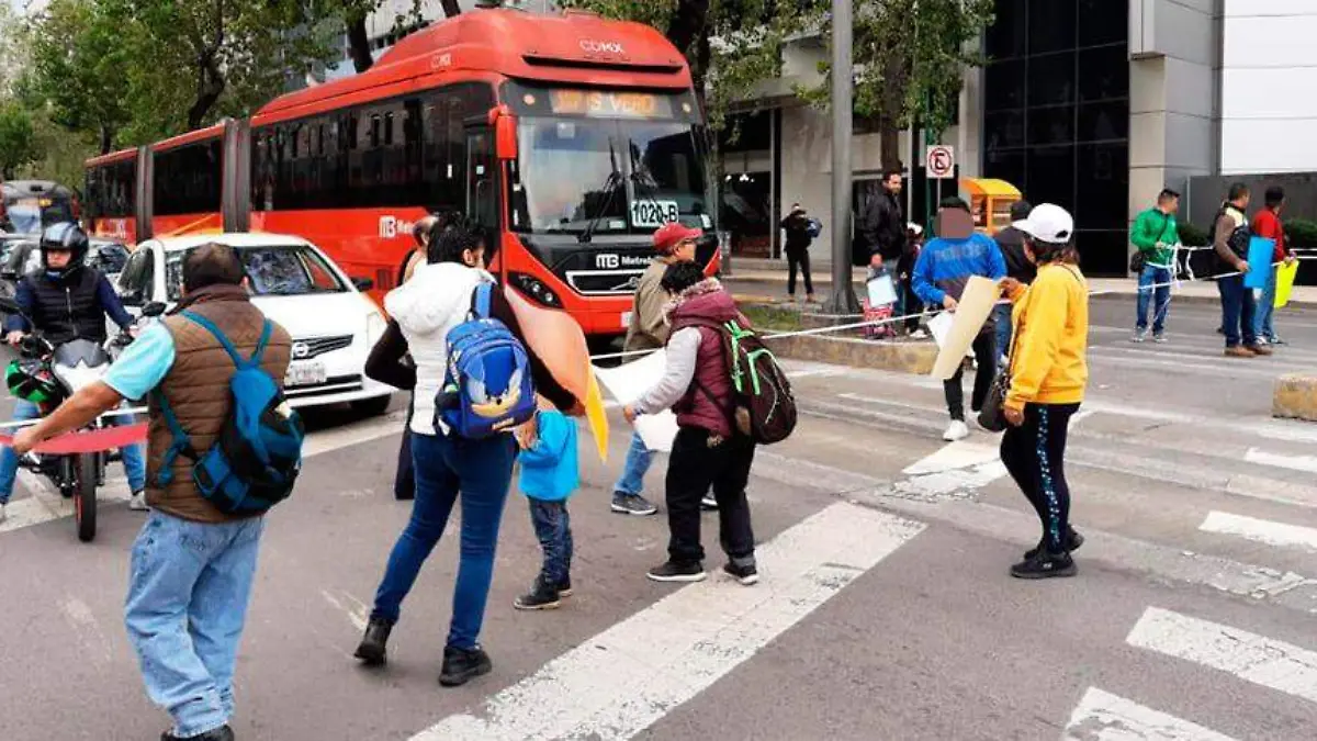 Manifestantes-en-Reforma-e-Insurgentes