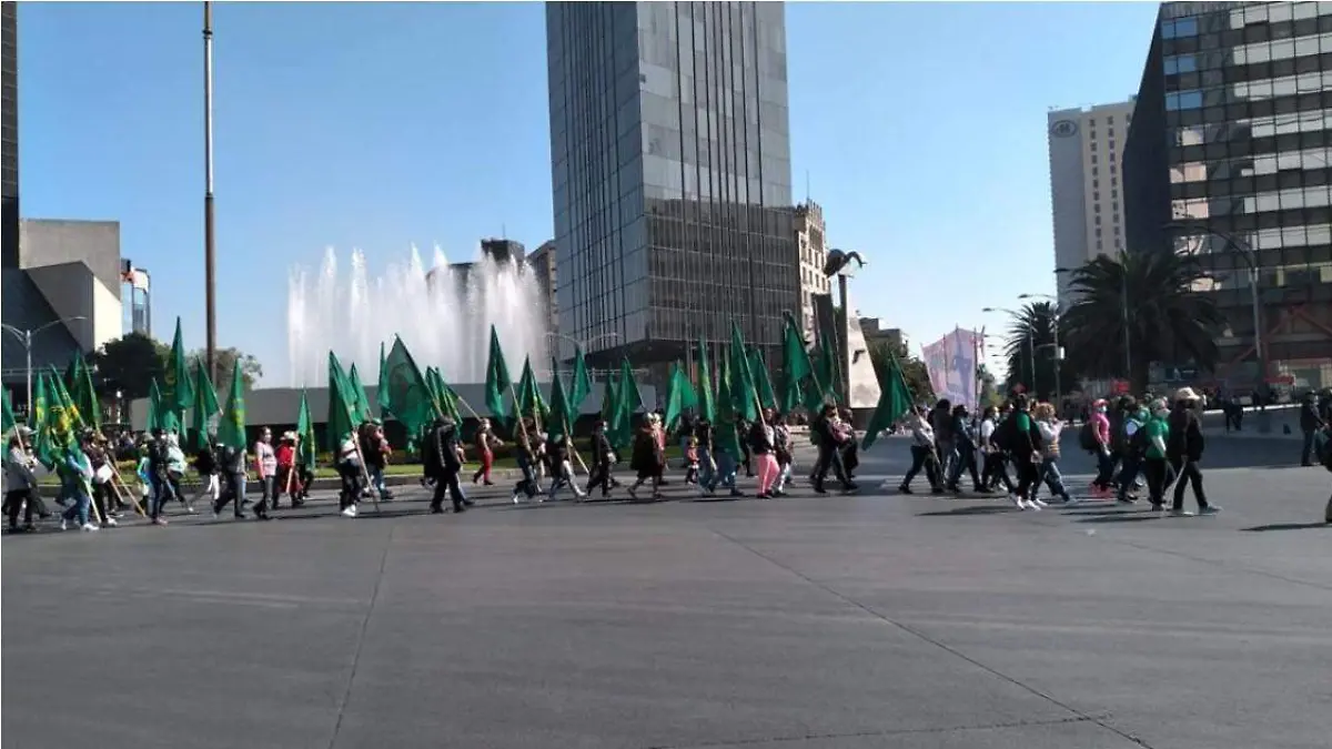 Mujeres campesinas se manifiestan cerca de la Secretaría de Gobernación