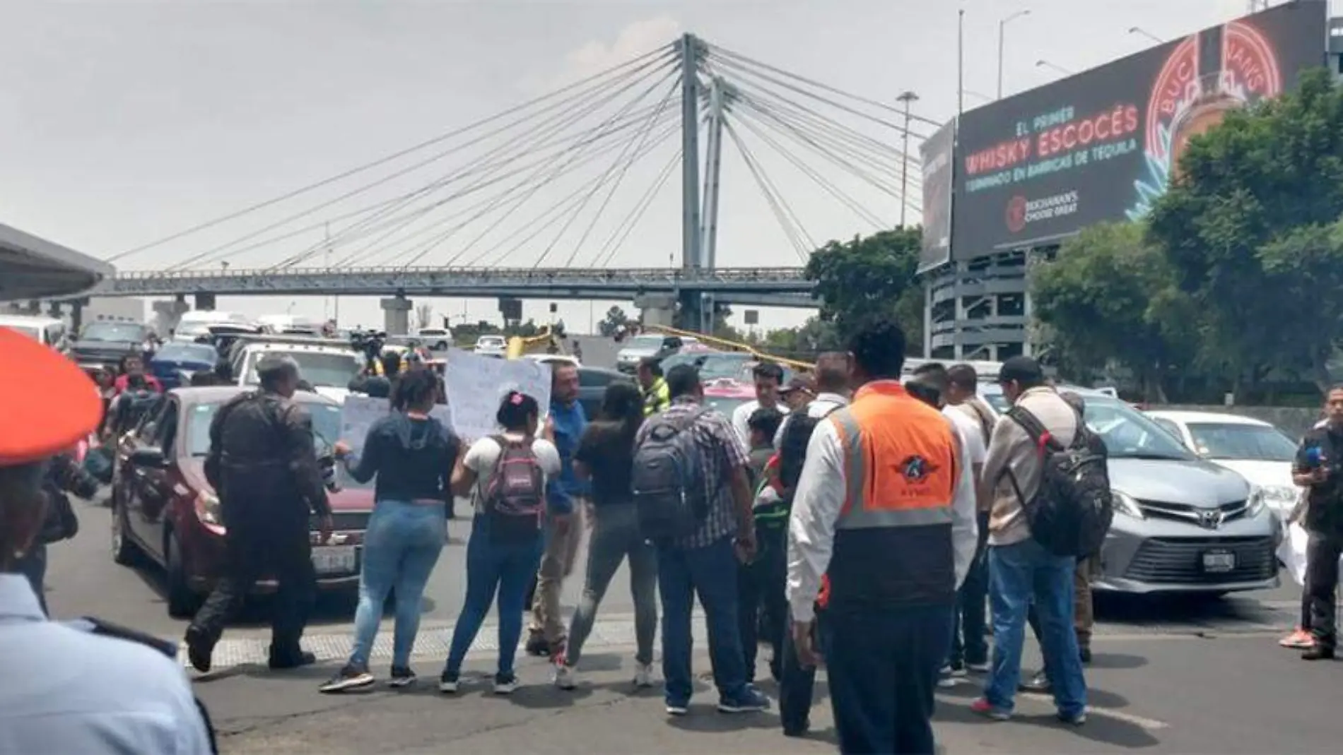 manifestantes-en-el-AICM