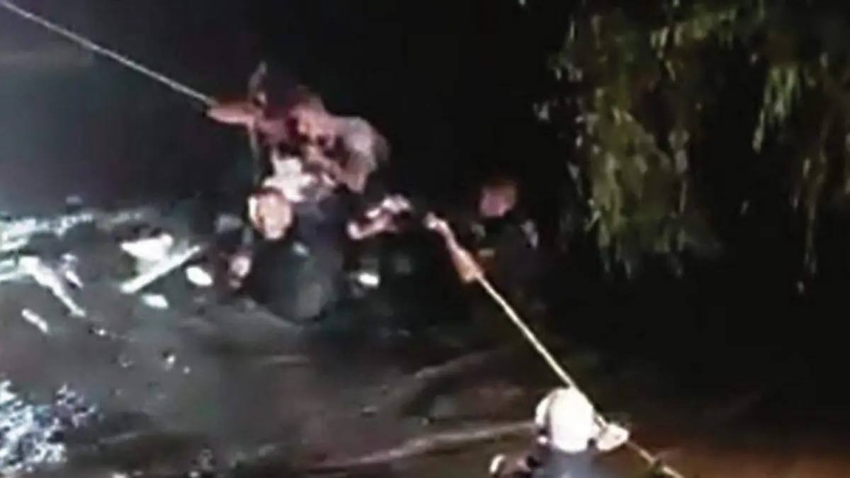 familia-en-medio-de-rio-sobre-auto